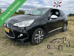 Zwart, metallic lak Gebruikt 2012 Citroën DS3 Chic Hatchback | € 2.299 (Super prijs)