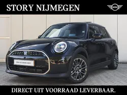 Zwart Nieuw 2025 Mini Cooper Favoured Hatchback | € 40.100 (Eerlijke prijs)