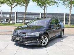 Zwart, metallic lak Gebruikt 2020 Skoda Superb Stationwagen | € 19.950 (Super prijs)