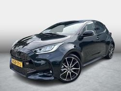Zwart Gebruikt 2024 Toyota Yaris Sport Hatchback | € 28.999 (Eerlijke prijs)