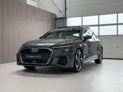 Grijs, metallic lak Gebruikt 2022 Audi A3 Sportback e-tron S-Line Sedan | € 35.990 (Iets duurder)