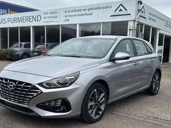Grijs, metallic lak Gebruikt 2023 Hyundai i30 Comfort Hatchback | € 21.950 (Eerlijke prijs)