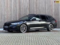 Zwart, metallic lak Gebruikt 2022 BMW 530e M Sport Stationwagen | € 41.900 (Eerlijke prijs)