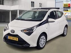 Wit (metallic) Gebruikt 2019 Toyota Aygo X-play Hatchback | € 13.950 (Eerlijke prijs)