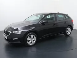 Zwart, metallic lak Gebruikt 2021 Skoda Scala Ambition Hatchback | € 16.840 (Eerlijke prijs)