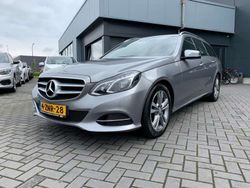 Grijs, metallic lak Gebruikt 2014 Mercedes E200 Ambition Stationwagen | € 21.350 (Iets duurder)