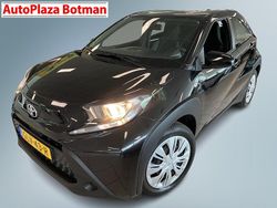 Zwart Gebruikt 2024 Toyota Aygo Play Hatchback | € 18.950 (Eerlijke prijs)