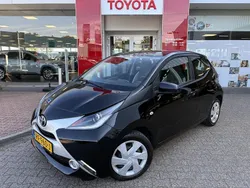 Zwart Gebruikt 2017 Toyota Aygo X-play Hatchback | € 6.950 (Eerlijke prijs)