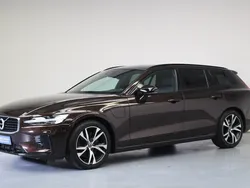 Bruin Gebruikt 2020 Volvo V60 R-Design Stationwagen | € 29.900 (Eerlijke prijs)