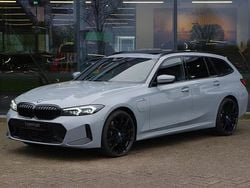 Grijs Gebruikt 2023 BMW 330 Executive Stationwagen | € 41.750 (Eerlijke prijs)