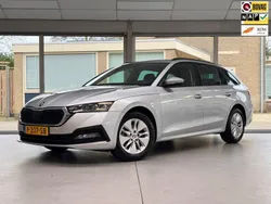 Grijs, metallic lak Gebruikt 2022 Skoda Octavia Business Line Stationwagen | € 20.450 (Goede deal)