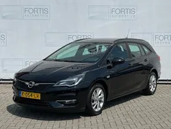Zwart Gebruikt 2021 Opel Astra Edition Stationwagen | € 15.200 (Goede deal)