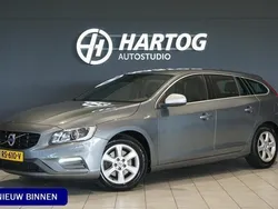 Grijs, metallic lak Gebruikt 2018 Volvo V60 Business Edition Stationwagen | € 20.850 (Super prijs)
