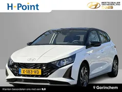 Atlas white & zwart dak Gebruikt 2024 Hyundai i20 Comfort Hatchback | € 21.790 (Eerlijke prijs)