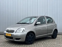 Grijs, metallic lak Gebruikt 2004 Toyota Yaris Sol Hatchback | € 3.900 (Eerlijke prijs)
