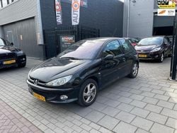 Zwart, metallic lak Gebruikt 2004 Peugeot 206 Hatchback | € 999 (Eerlijke prijs)