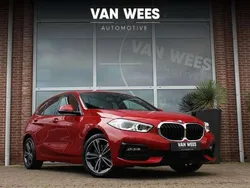 Rood, metallic lak Gebruikt 2020 BMW 118 Executive Hatchback | € 20.950 (Eerlijke prijs)
