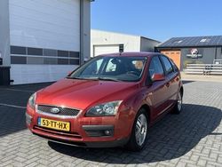 Oranje Gebruikt 2007 Ford Focus Hatchback | € 2.250 (Eerlijke prijs)