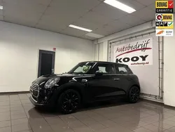 Zwart, metallic lak Gebruikt 2017 Mini ONE Business Hatchback | € 11.925 (Eerlijke prijs)