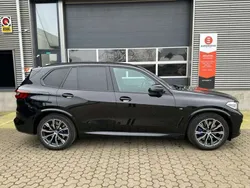Zwart, metallic lak Gebruikt 2021 BMW X5 M Sport SUV | € 62.550 (Goede deal)