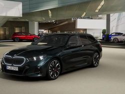 Groen Nieuw 2025 BMW 550e M Sport Stationwagen | € 120.614 (Iets duurder)