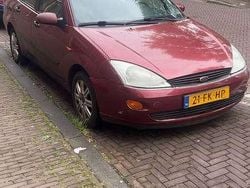 Rood Gebruikt 2000 Ford Focus Sedan | € 1.150 (Eerlijke prijs)