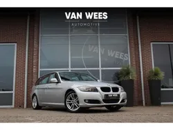 Grijs, metallic lak Gebruikt 2010 BMW 320 Executive Stationwagen | € 5.450 (Goede deal)