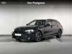 Saphirschwarz metallic (zwart metallic) Gebruikt 2024 BMW 330e M Sport Stationwagen | € 64.900 (Duur)