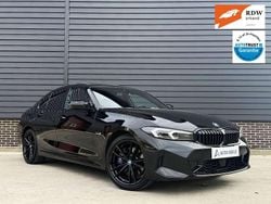 Zwart (metallic) Gebruikt 2023 BMW 330e M Sport Sedan | € 43.900 (Eerlijke prijs)