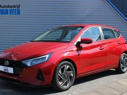 Pulse red (rood metallic) Gebruikt 2024 Hyundai i20 Comfort Hatchback | € 19.445 (Eerlijke prijs)