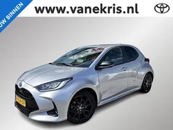 Grijs, metallic lak Gebruikt 2022 Toyota Yaris Hybrid Executive Hatchback | € 24.940 (Eerlijke prijs)