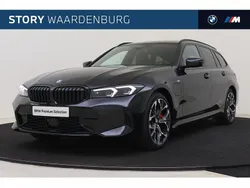 Saphirschwarz (donker zwart metallic) Gebruikt 2025 BMW 330e Comfort Edition Stationwagen | € 77.495