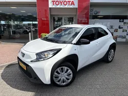Wit Gebruikt 2022 Toyota Aygo Play Hatchback | € 14.995 (Eerlijke prijs)