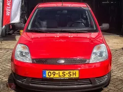 Rood Gebruikt 2003 Ford Fiesta Ambiente Hatchback | € 900 (Goede deal)