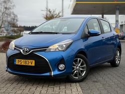 Blauw (metallic) Gebruikt 2015 Toyota Yaris Comfort Hatchback | € 9.900 (Eerlijke prijs)