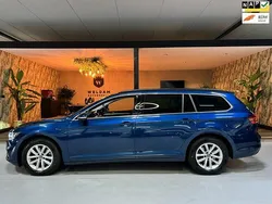 Blauw, metallic lak Gebruikt 2023 VW Passat Business Stationwagen | € 24.990 (Eerlijke prijs)