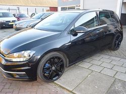 Zwart (metallic) Gebruikt 2018 VW Golf VII Highline Hatchback | € 14.699 (Eerlijke prijs)