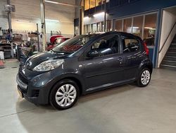 Grijs (metallic) Gebruikt 2011 Peugeot 107 Hatchback | € 3.450 (Eerlijke prijs)