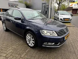 Blauw, metallic lak Gebruikt 2011 VW Passat Highline Sedan | € 7.999 (Goede deal)