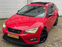 Rood, metallic lak Gebruikt 2016 Seat Leon ST CONNECT Stationwagen | € 11.500 (Goede deal)