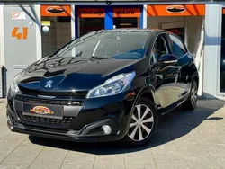 Zwart, metallic lak Gebruikt 2018 Peugeot 208 GT-line Hatchback | € 10.950 (Eerlijke prijs)