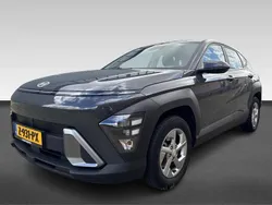 Grijs Gebruikt 2024 Hyundai Kona Comfort SUV | € 29.430 (Eerlijke prijs)