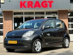Zwart, metallic lak Gebruikt 2007 Daihatsu Sirion Hatchback | € 2.250 (Iets duurder)