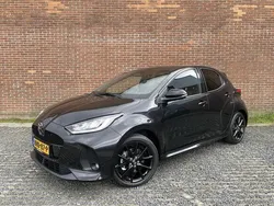 Opera black (zwart metallic) Nieuw 2025 Mazda 2 Homura-Line Hatchback | € 35.945