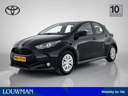 Zwart Gebruikt 2024 Toyota Yaris Hybrid Active Hatchback | € 23.445 (Eerlijke prijs)