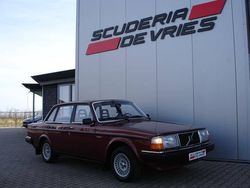 Bruinrood bruin metallic Gebruikt 1983 Volvo 240 Sedan | € 17.950