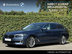Blauw, metallic lak Gebruikt 2023 BMW 530 Luxury Line Stationwagen | € 46.895 (Eerlijke prijs)