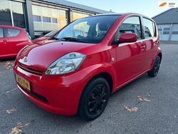 Rood (metallic) Gebruikt 2006 Daihatsu Sirion Hatchback | € 2.450 (Eerlijke prijs)