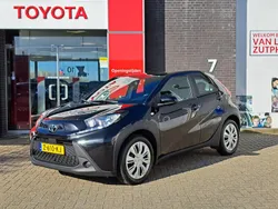 Zwart Gebruikt 2024 Toyota Aygo Play Hatchback | € 17.740 (Eerlijke prijs)