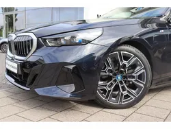 M carbonschwarz (donker zwart metallic) Gebruikt 2024 BMW 530e Comfort Edition Stationwagen | € 63.950